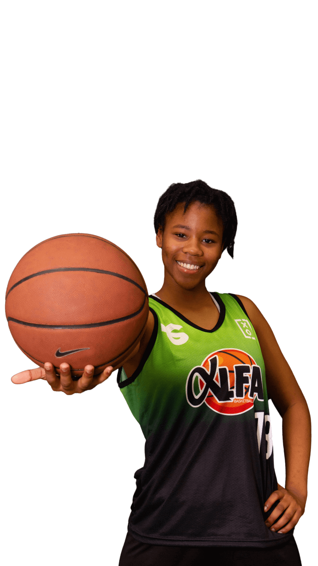 Jugadora Alfa Basketball con balon